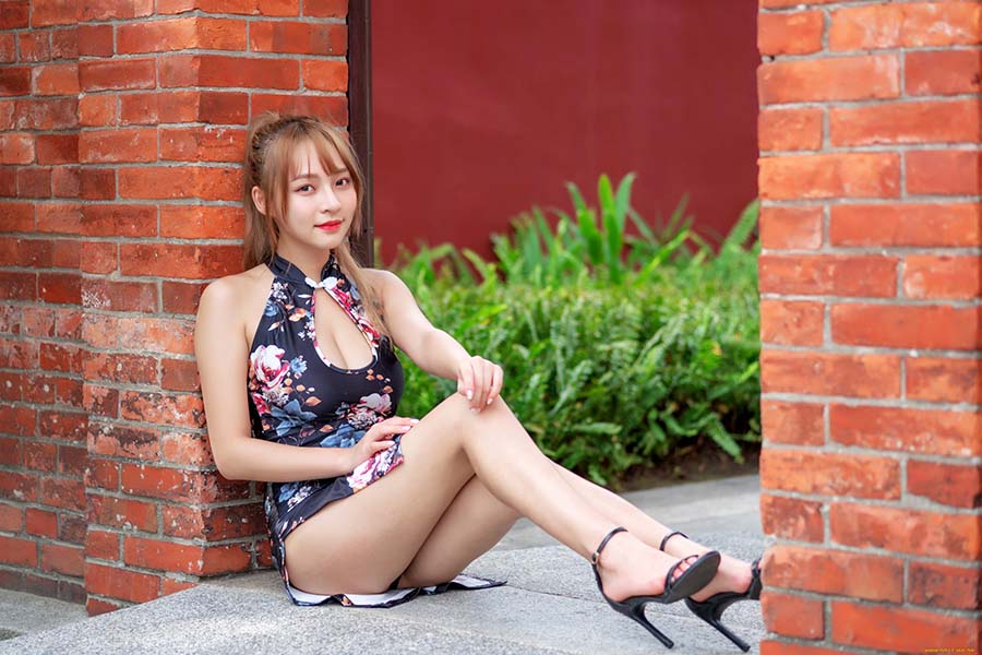Girls in short dresses in Zhenjiang