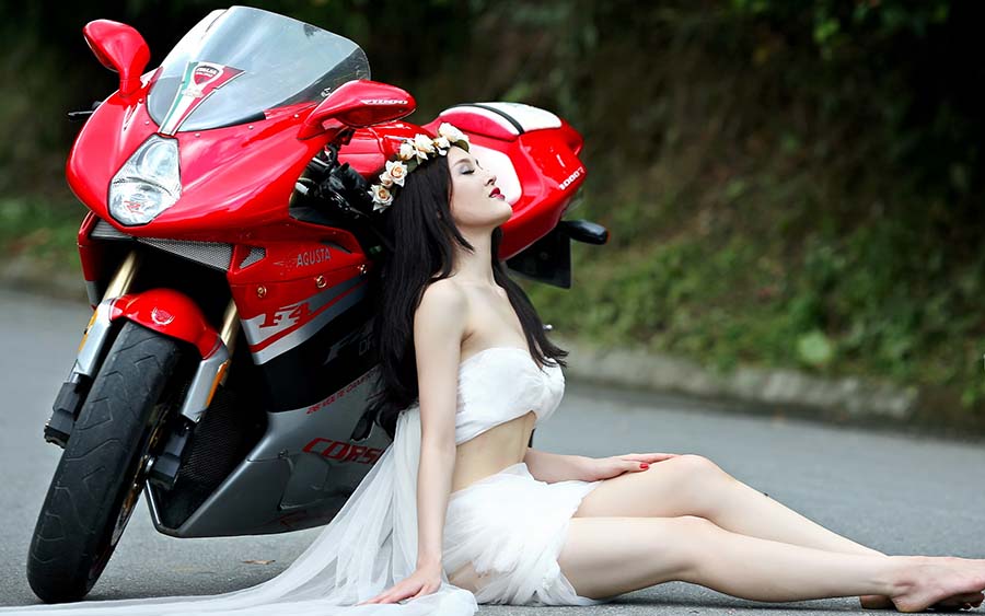 Beautiful girls and motorcycles in Zhenjiang