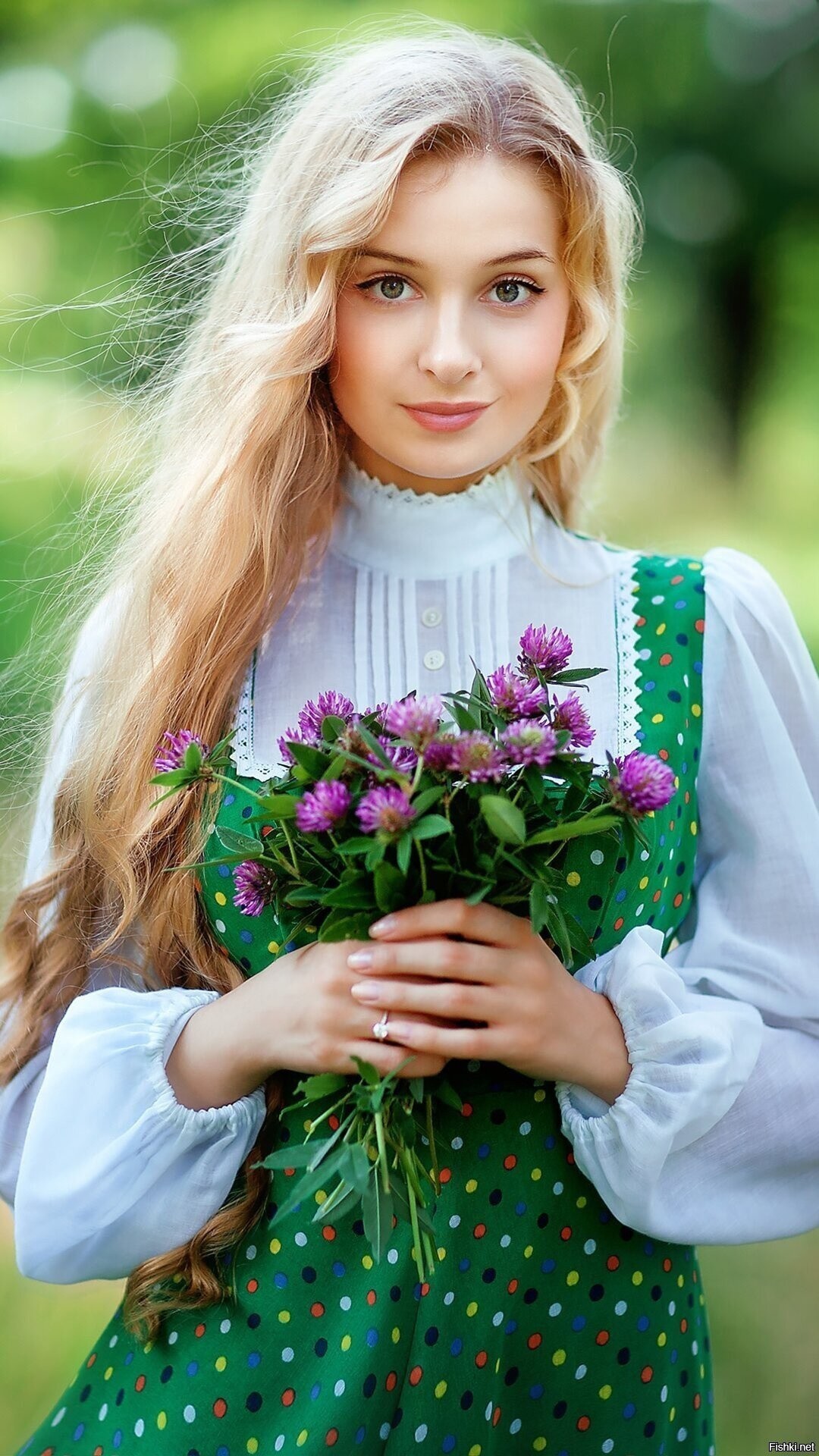 Girls in Slavic costumes in Zhenjiang